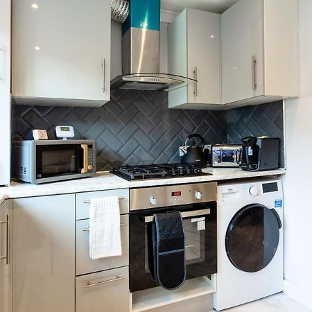 Amazing 3 Bedroom, 2 Bathroom, Ground Floor Flat With Garden, Near Train Station And Bus Stop Лондон Екстер'єр фото