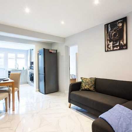 Amazing 3 Bedroom, 2 Bathroom, Ground Floor Flat With Garden, Near Train Station And Bus Stop Лондон Екстер'єр фото
