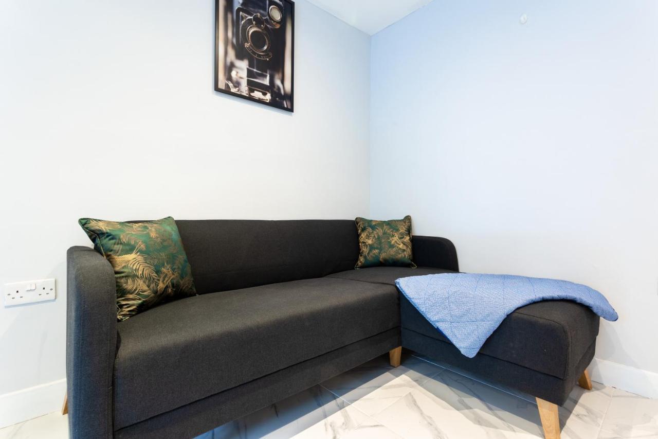 Amazing 3 Bedroom, 2 Bathroom, Ground Floor Flat With Garden, Near Train Station And Bus Stop Лондон Екстер'єр фото