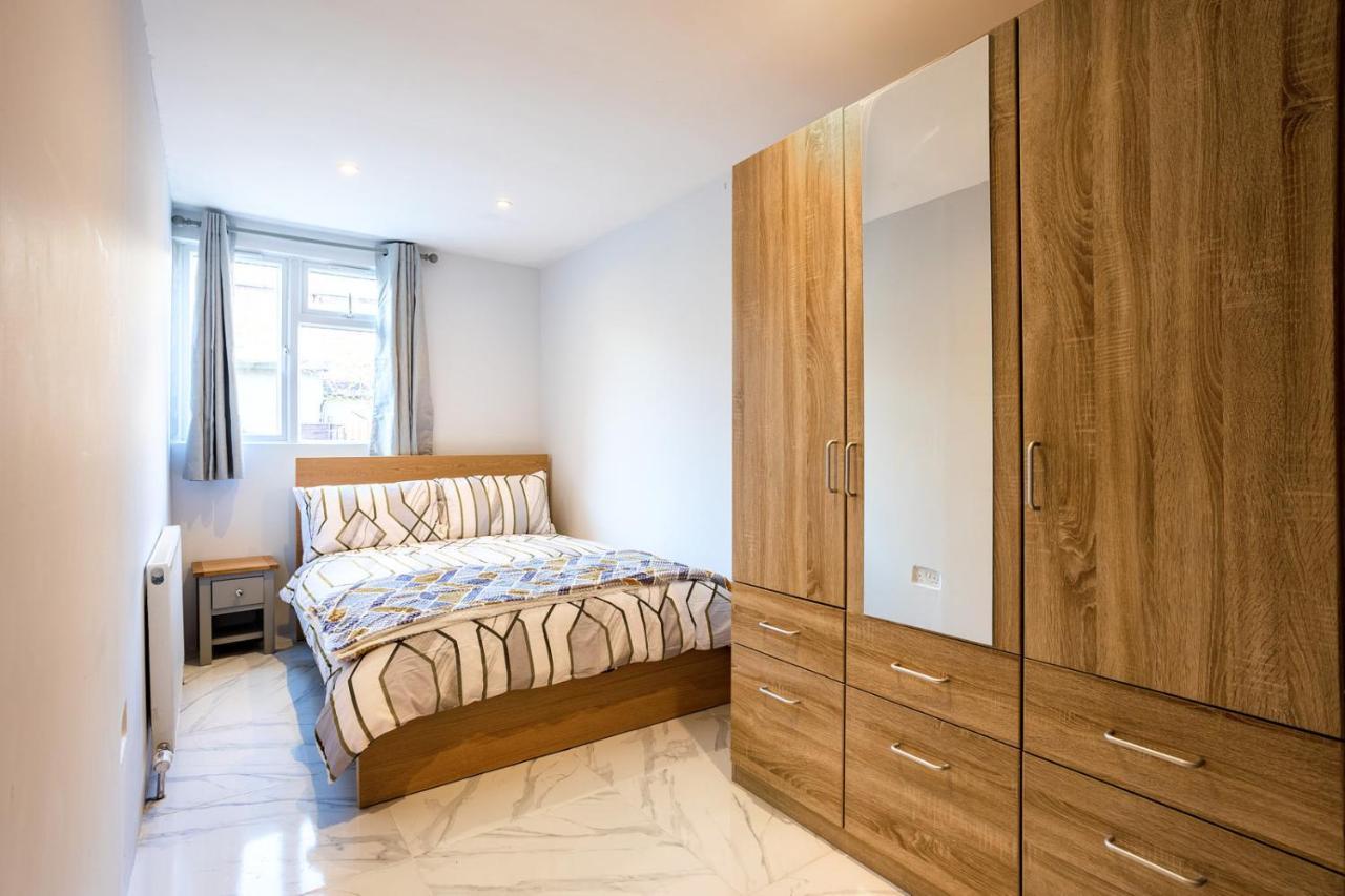 Amazing 3 Bedroom, 2 Bathroom, Ground Floor Flat With Garden, Near Train Station And Bus Stop Лондон Екстер'єр фото