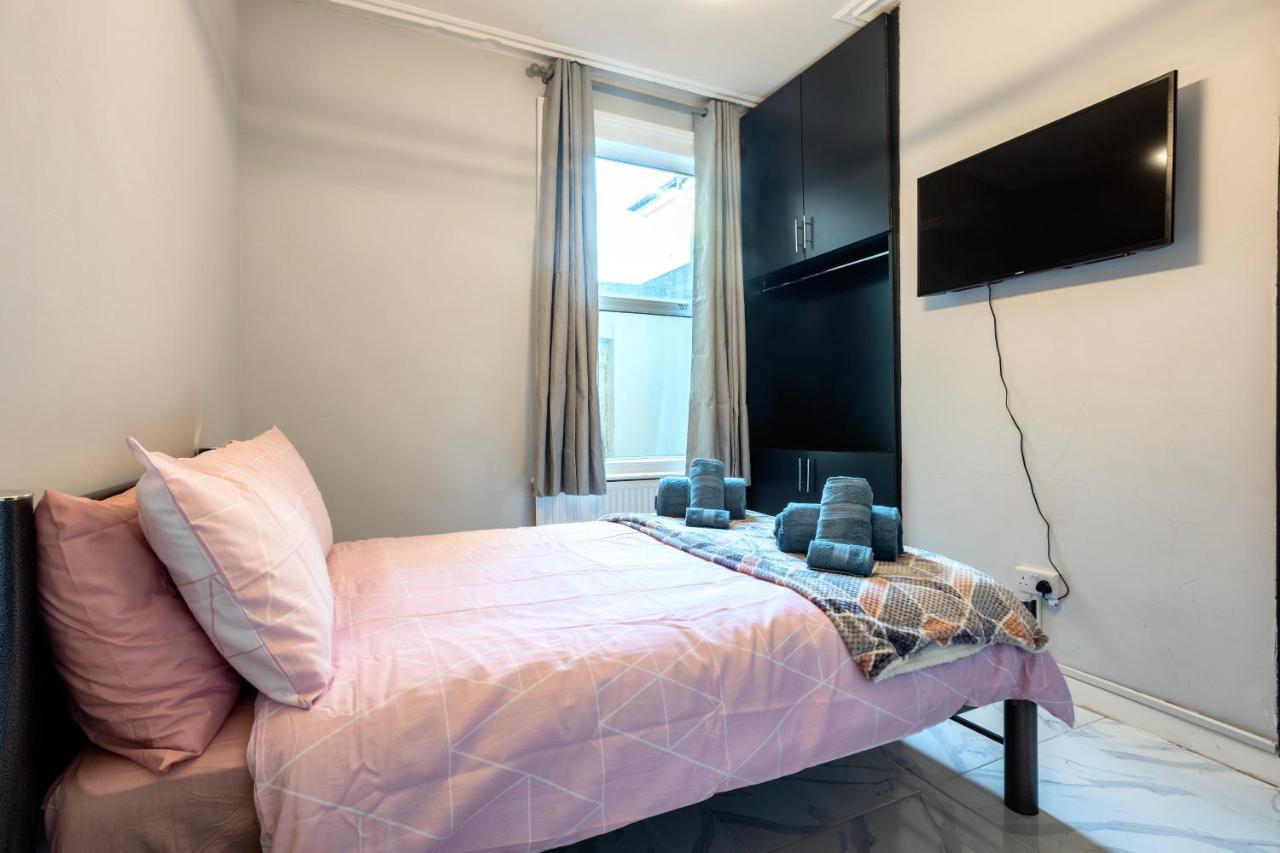 Amazing 3 Bedroom, 2 Bathroom, Ground Floor Flat With Garden, Near Train Station And Bus Stop Лондон Екстер'єр фото
