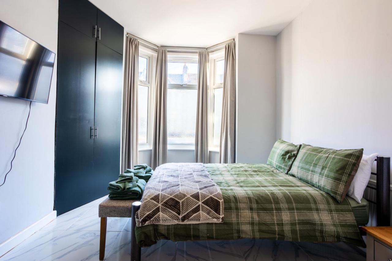 Amazing 3 Bedroom, 2 Bathroom, Ground Floor Flat With Garden, Near Train Station And Bus Stop Лондон Екстер'єр фото