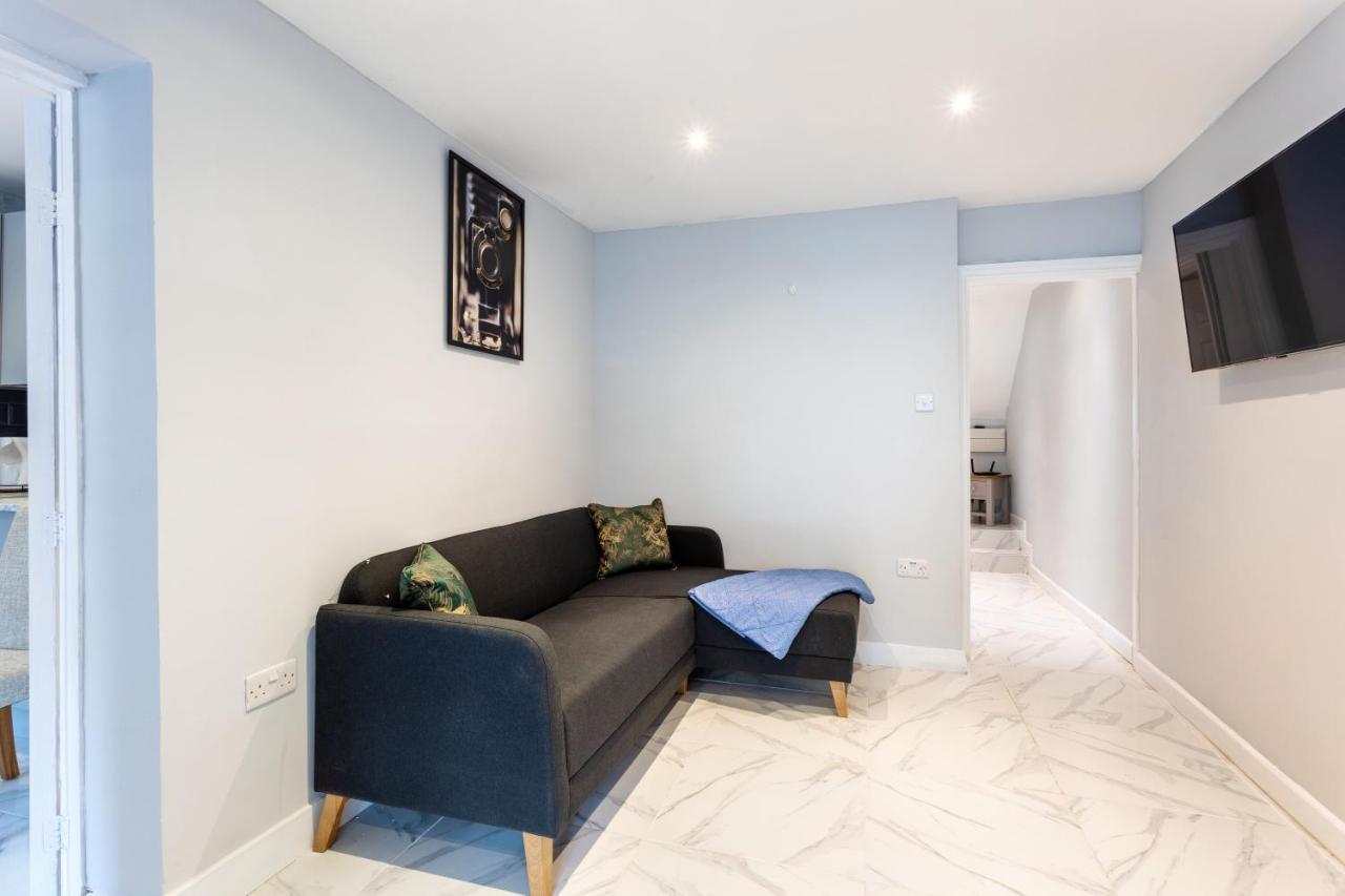 Amazing 3 Bedroom, 2 Bathroom, Ground Floor Flat With Garden, Near Train Station And Bus Stop Лондон Екстер'єр фото