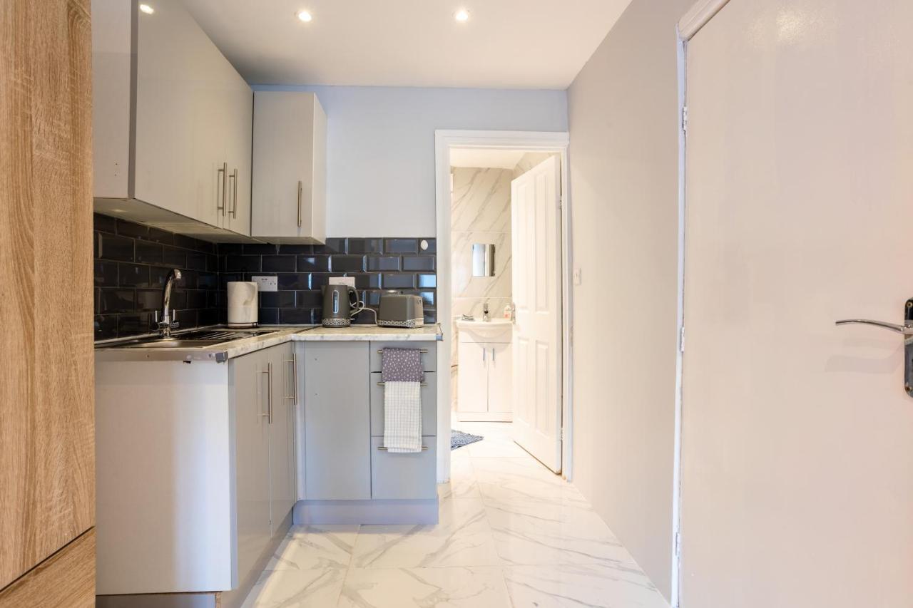Amazing 3 Bedroom, 2 Bathroom, Ground Floor Flat With Garden, Near Train Station And Bus Stop Лондон Екстер'єр фото