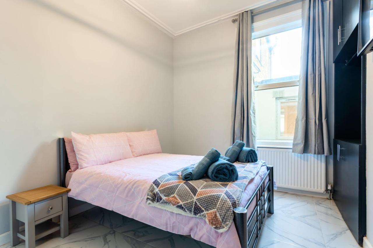 Amazing 3 Bedroom, 2 Bathroom, Ground Floor Flat With Garden, Near Train Station And Bus Stop Лондон Екстер'єр фото