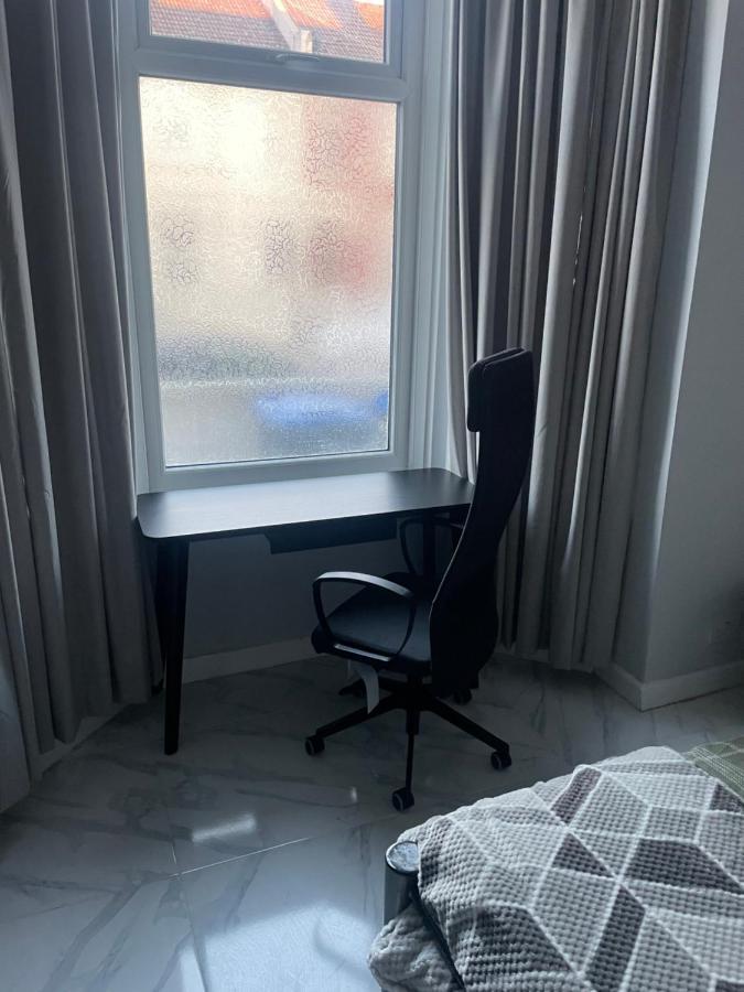 Amazing 3 Bedroom, 2 Bathroom, Ground Floor Flat With Garden, Near Train Station And Bus Stop Лондон Екстер'єр фото